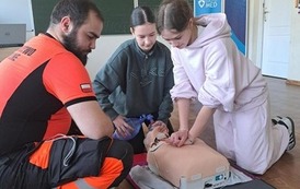 Na zdjęciu widzimy uczni&oacute;w klas 7-8, podczas szkolenia i ćwiczeń z udzielania pierwszej pomocy