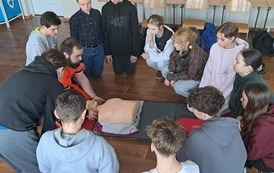 Na zdjęciu widzimy uczni&oacute;w klas 7-8, podczas szkolenia i ćwiczeń z udzielania pierwszej pomocy