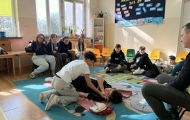 Na zdjęciu widzimy uczni&oacute;w klas 7-8, podczas szkolenia i ćwiczeń z udzielania pierwszej pomocy