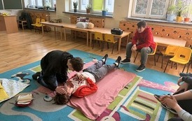 Na zdjęciu widzimy uczni&oacute;w klas 7-8, podczas szkolenia i ćwiczeń z udzielania pierwszej pomocy