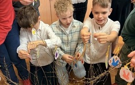 Uczniowie na sali lekcyjnej  podczas śniadania Wielkanocnego