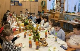 Uczniowie na sali lekcyjnej  podczas śniadania Wielkanocnego
