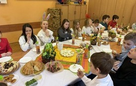 Uczniowie na sali lekcyjnej  podczas śniadania Wielkanocnego