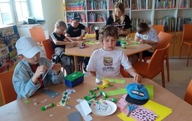 Z książką i kredką w Bibliotece Publicznej