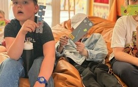 Z książką i kredką w Bibliotece Publicznej