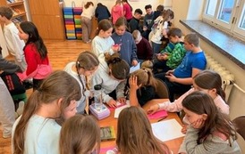 Uczniowie klas młodszych j podczas zabawy bibliotecznej