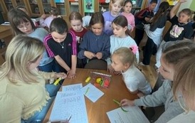 Uczniowie klas młodszych j podczas zabawy bibliotecznej