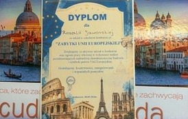 Na zdjęciu widzimy Dyplom i nagrodę książkową Cuda Europy
