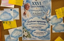 Na zdjęciu wystawa "Dzielimy się dobrem i uśmiechem! Trwa szkolna Gra w Zadowolenie"
