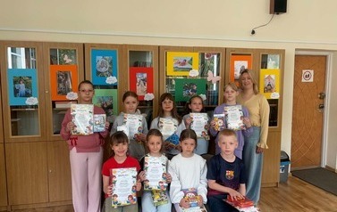 Uczniowie klas młodszych pozują do zdjęcia po podsumowaniu konkursu i wręczeniu nagr&oacute;d 