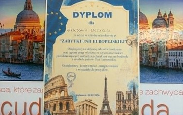 Na zdjęciu widzimy Dyplom i nagrodę książkową Cuda Europy