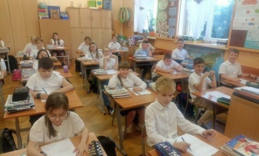 Uczniowie klas trzecich piszą test Trzecioklasisty