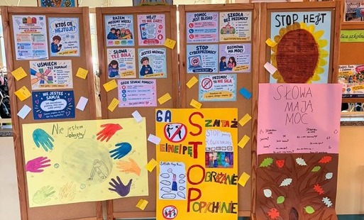 Na zdjęciu widzimy tematyczne plakaty ph. Tydzień Przeciwdziałania Przemocy Rówieśniczej
