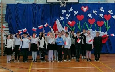 Zdjęcie do &bdquo;Koncert Pieśni Patriotycznej&rdquo; uczni&oacute;w z klas młodszych.