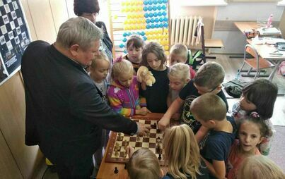 Zdjęcie do Mistrz szachowy i pierwszaki 