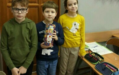  Na zdjęciu widzimy trzech uczniów , jeden z nich trzyma WOŚP