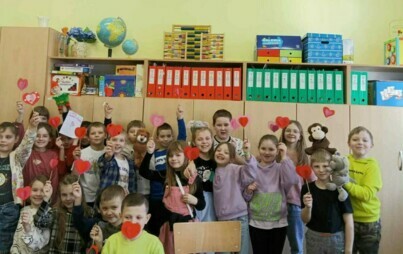 Na zdjęciu widzimy grupę dzieci które pozują do zdjęcia w Walentynki,.