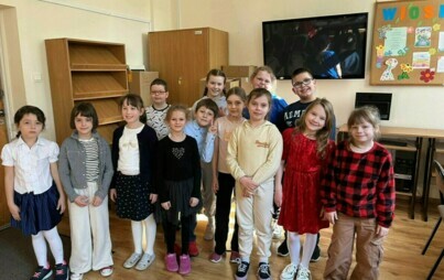 Na zdjęciu widzimy grupę uczniów w bibliotece szkolnej którzy brali udział w konkursie recytatorskim