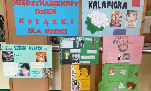 Na zdjęciu widzimy wystawę plakatów przygotowanych przez uczniów " Jeżycjada"