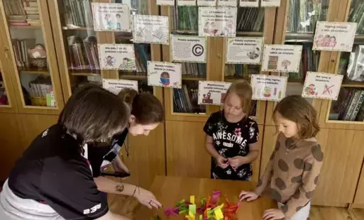 Na zdjęciu widzimy uczniów w bibliotece szkolnej którzy rozwiązują zagadki