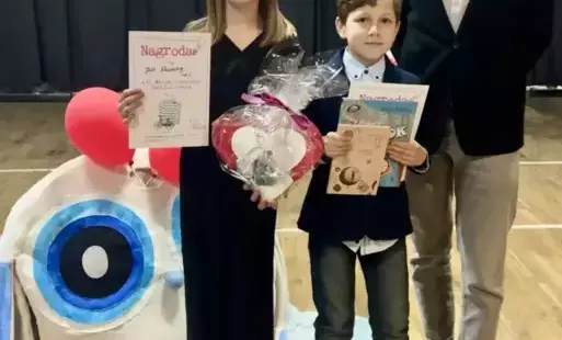Na zdjęciu widzimy nagrodzone dzieci pozujące do zdjęcia