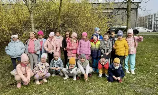 Dzieci z klasy zero pozują do zdjęcia w paru