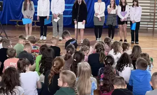 Uczniowie na sali gimnastycznej podczas apelu "Chrzest Polski"