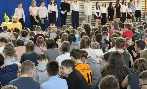 Na zdjęciu widzimy społeczność szkolną uczestniczącą w apelu "Zmartwychwstały Pan"