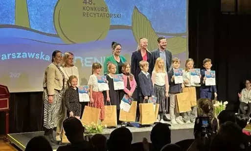 Na zdjęciu widzimy uczniów pozujących do zdjęcia po wręczeniu nagród w konkursie Warszawska Syrenka