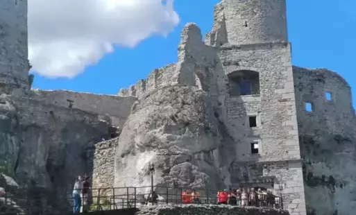 Na zdjęciu widzimy ruiny zamku