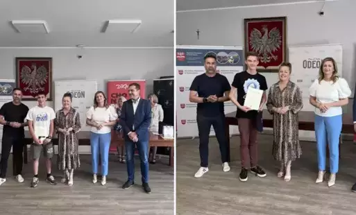 Na zdjęciu widzimy uczniów którzy odbierają nagrody w konkursie dziennikarskim