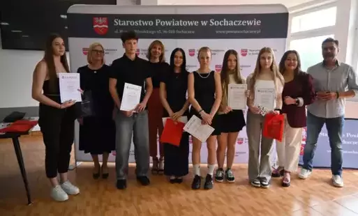 Na zdjęciu widzimy grupę nagrodzonych uczniów pozujących do zdjęcia. 