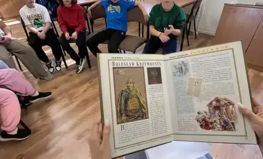 Zdjęcie do &bdquo;Z książką i kredką&rdquo; &ndash; kreatywnie, bajkowo i z uśmiechem!