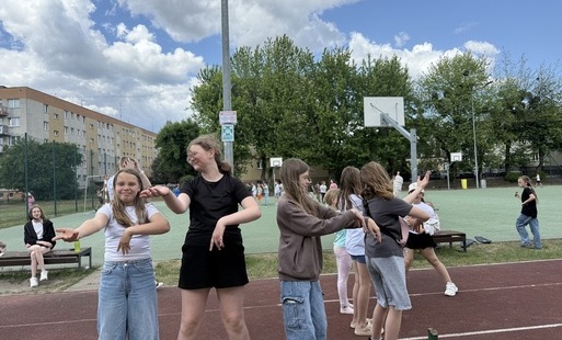 Uczniowie na boisku szkolnym podczas swietlicowego pikniku.