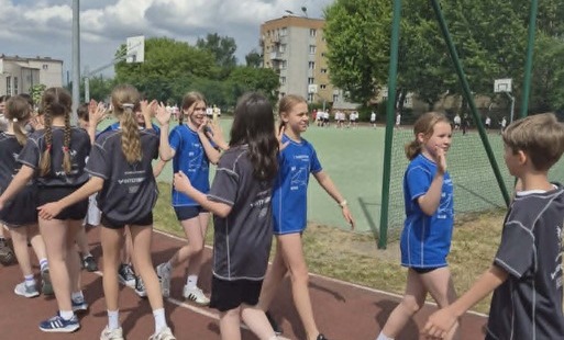 Na zdjęciu widzimy grupę sportowców z naszej szkoły. 