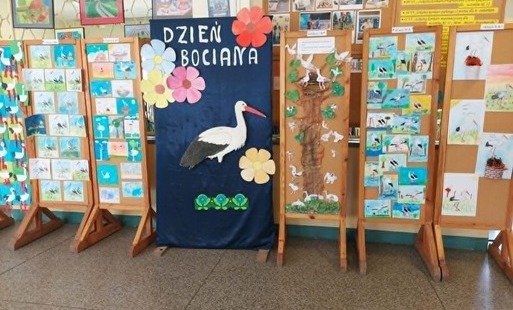 Zdjęcie przedstawia Bocianią Galerię prac plastycznych