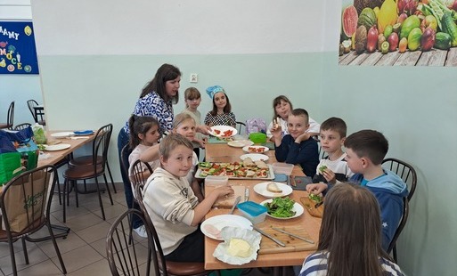 Uczniowie ze świetlicy szkolnej podczas zajęć kulinarnych