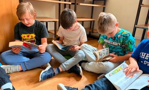 Uczniowie kl. pierwszej  na zajęciach w szkolnej bibliotece.