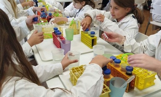 Na zdjęciu widzimy uczniów na zajęcia w laboratorium odkrywcy.