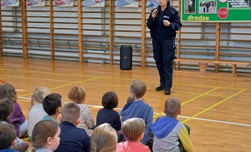 Na zdjęciu sala gimnastycznej na której odbywa się spotkanie z policjantem.