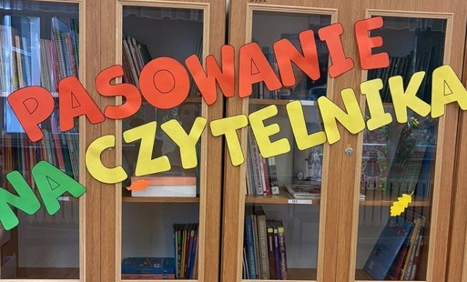 Napis na regale " Pasowanie na Czytelnika"