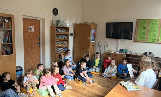 Na zdjęciu, widzimy uczniów podczas zajęć w bibliotece szkolnej z okazji Dnia Poezji.