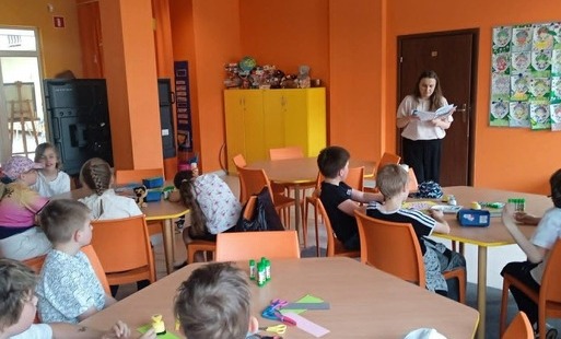 Z książką i kredką w Bibliotece Publicznej