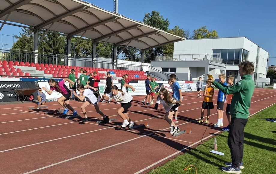 150 zawodników na pierwszych jesiennych Czwartkach Lekkoatletycznych; 7 medali Szkoły Podstawowej Numer 3